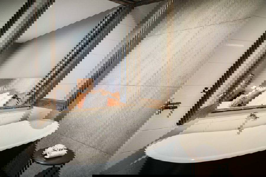 King and Queen Hotel Suites